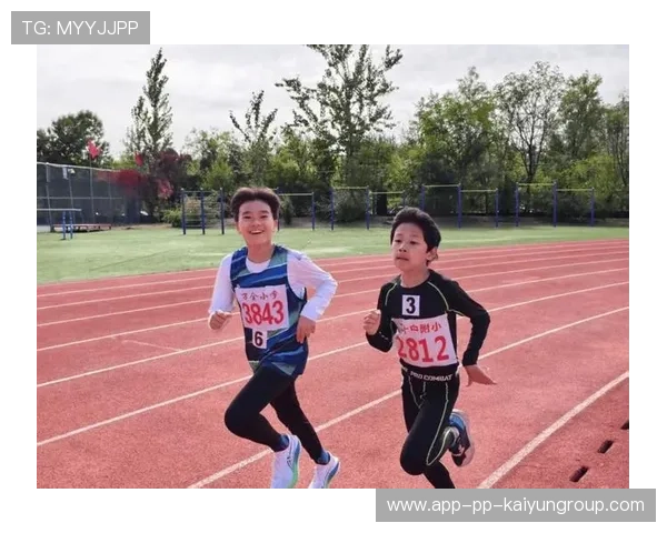 现场“激情燃爆”瞬间：运动员“拼尽全力”争夺胜利！