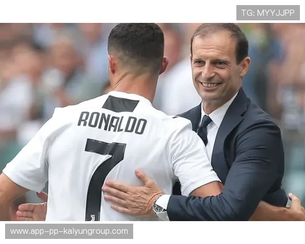 阿莱格里看着两个锋霸笑着笑着就哭了